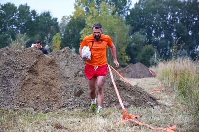 Zawodnicy muszą przygotować się na pełne wrażeń wyzwania: kąpiel w lodowatej wodzie, czołganie pod z