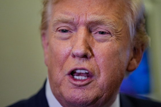 Donald Trump rozmawia z mediami na pokładzie Air Force One