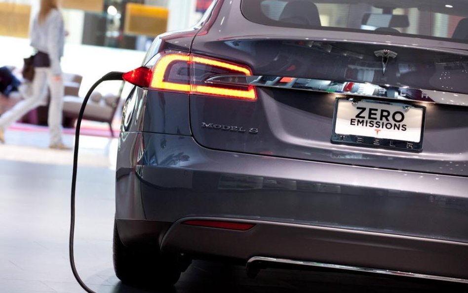 Daimler pozbył się udziałów w Tesli