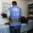 Fizjoterapeuta pomaga Palestyńczykowi w Japońskim Centrum Zdrowia UNRWA w Chan Junus w Strefie Gazy