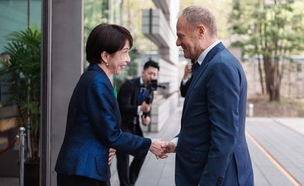 Premier RP Donald Tusk (P) i premierka Japonii Sanae Takaichi (L) podczas powitania przed spotkaniem