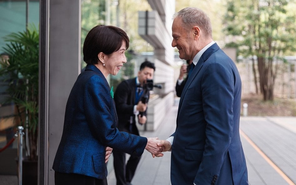 Premier RP Donald Tusk (P) i premierka Japonii Sanae Takaichi (L) podczas powitania przed spotkaniem