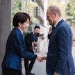 Premier RP Donald Tusk (P) i premierka Japonii Sanae Takaichi (L) podczas powitania przed spotkaniem