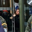 Policja usiłowała nie dopuścić protestujących, chcących wtargnąć do budynku Ministerstwa Rozwoju w A