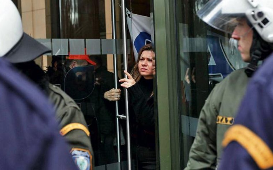 Policja usiłowała nie dopuścić protestujących, chcących wtargnąć do budynku Ministerstwa Rozwoju w A