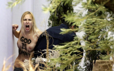 Aktywistka Femenu podczas zatrzymania