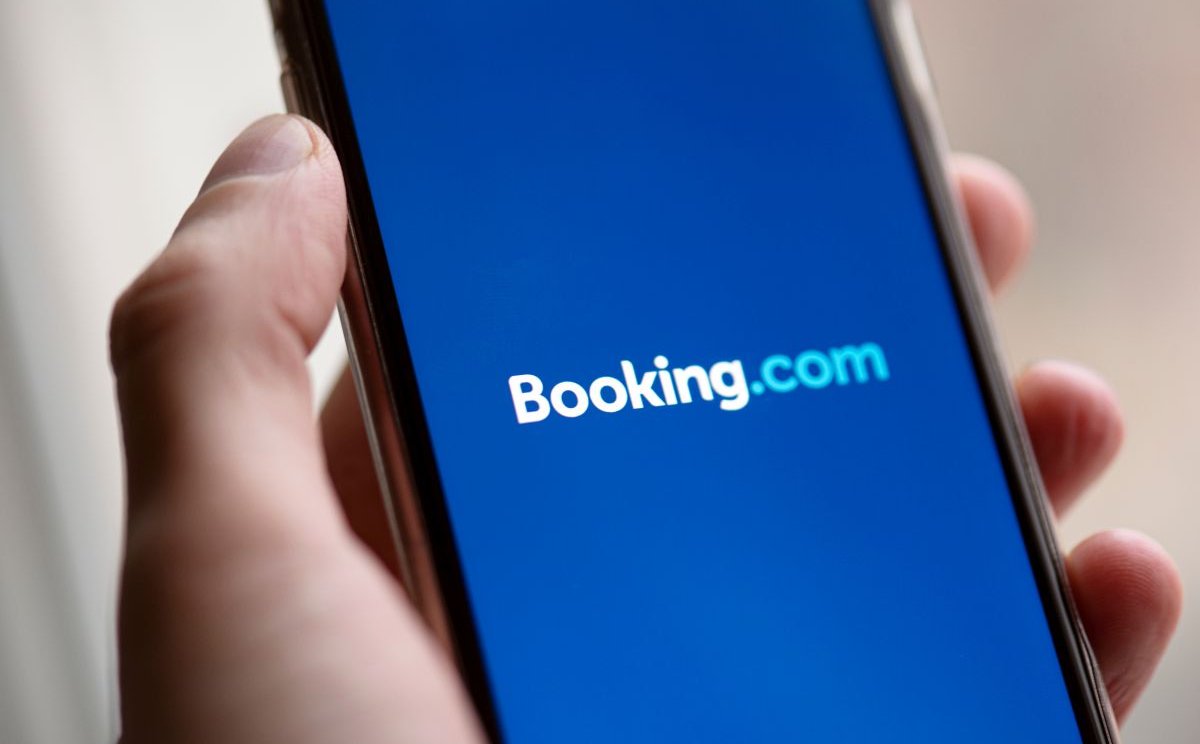Booking.com ostrzega: Nowa fala oszustw po wycieku danych uderza w turystów