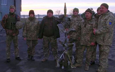 Ukraina: Żołnierze zrobili choinkę z broni separatystów