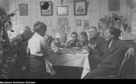 Członkowie rodziny przy stole wigilijnym (Warszawa, 1926)