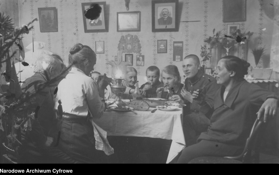Członkowie rodziny przy stole wigilijnym (Warszawa, 1926)