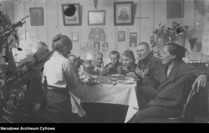 Członkowie rodziny przy stole wigilijnym (Warszawa, 1926)