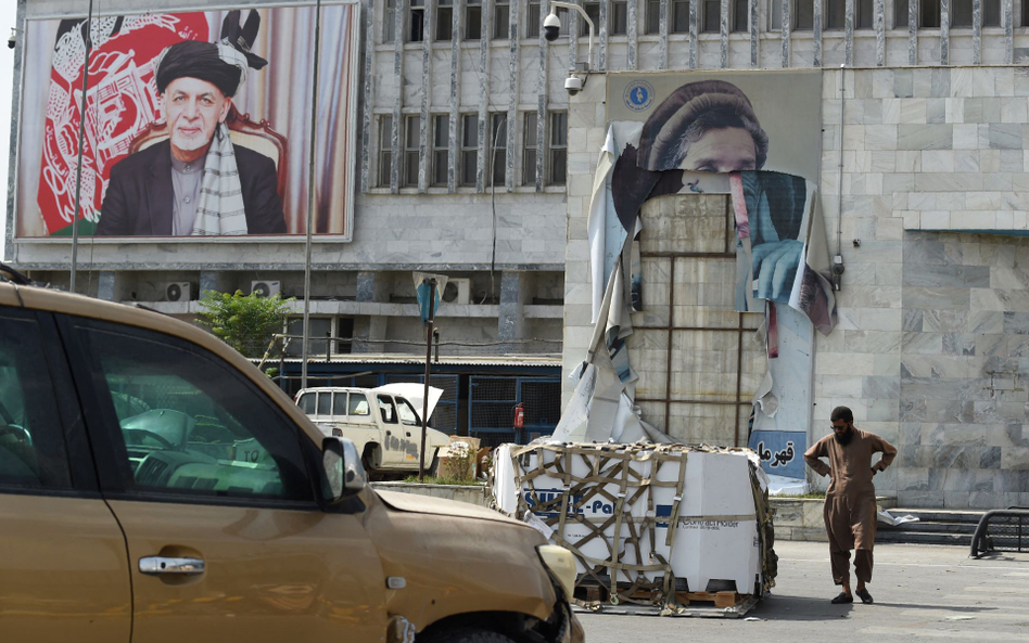 Kabul, po lewej stronie widać plakat przedstawiający prezydenta Aszrafa Ghaniego