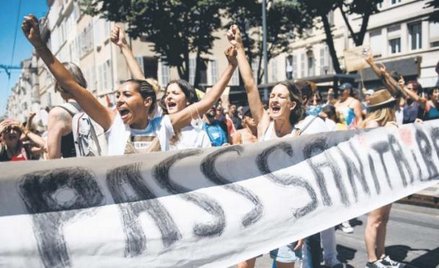 W Paryżu jednego dnia przeciwko wewnętrznym paszportom covidowym protestowało 160 tys. osób.