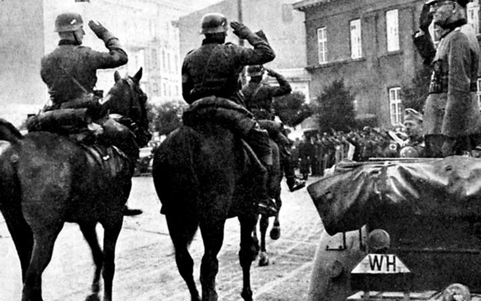 Żołnierze Wehrmachtu defilują na ulicach zdobytej Łodzi