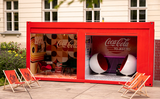 Wystawa w Browarach Warszawskich pozwala wybrać się w podróż w czasie wspólnie z Coca-Colą.
