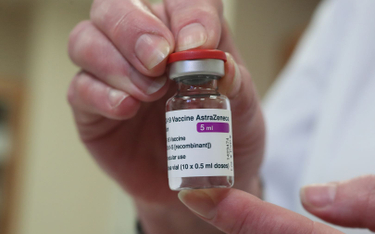 Koronawirus. Czy szczepienie się szczepionką AstraZeneca jest ryzykowne? Ekspert odpowiada