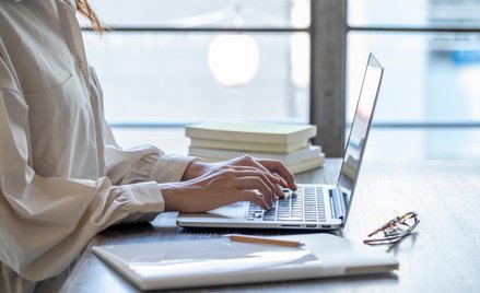 Kobieta przy komputerze