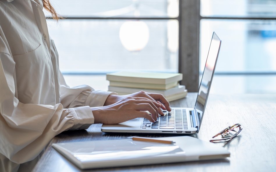 Kobieta przy komputerze