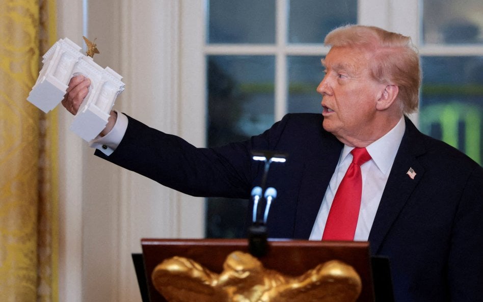 Donald Trump z makietą łuku triumfalnego