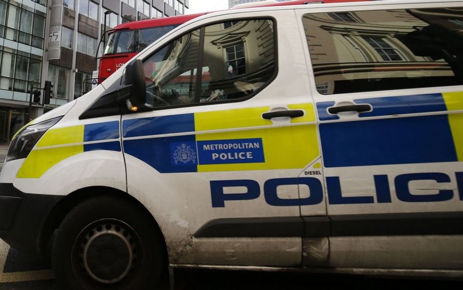 Manchester: Z maczetą na policjantów. Jeden ranny