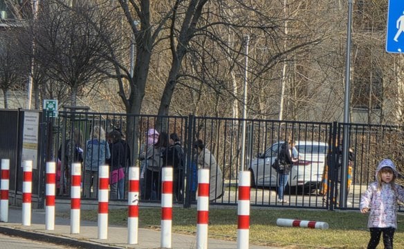 Według relacji jednego z rodziców, dzieci stały przed budynkiem około czterdziestu minut i po kolei 