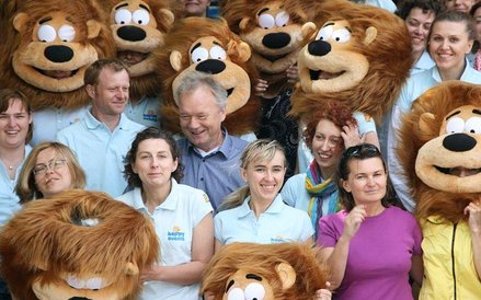 W grupie z Leonkami, maskotkami Neckermanna