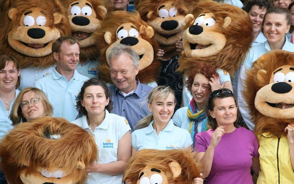 W grupie z Leonkami, maskotkami Neckermanna