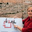 Dr Eilat Mazar prezentuje plan odkrytych murów obronnych starożytnej Jerozolimy tuż za obwarowaniami