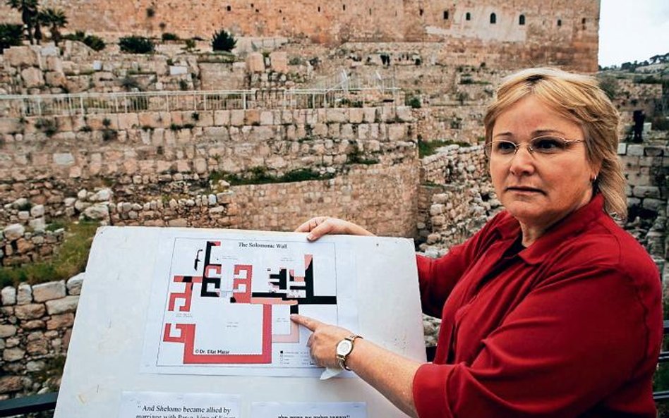 Dr Eilat Mazar prezentuje plan odkrytych murów obronnych starożytnej Jerozolimy tuż za obwarowaniami