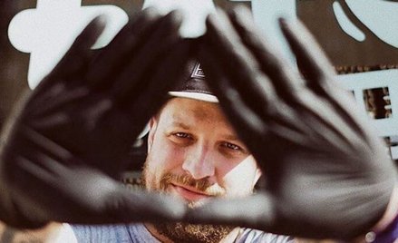 Piotr zaczął dowozić klientom kawę rowerem. Schudł już kilka kilogramów. – Nazwę kawiarni trzeba będ