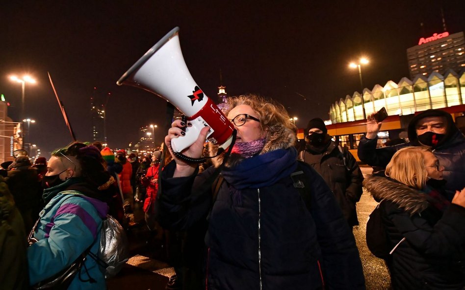 Liderka Strajku Kobiet Marta L. podczas protestu Strajk Kobiet