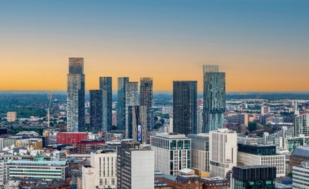 Manchester przyciąga młodych i wykształconych Brytyjczyków, to skłania deweloperów do budowy wieżowc