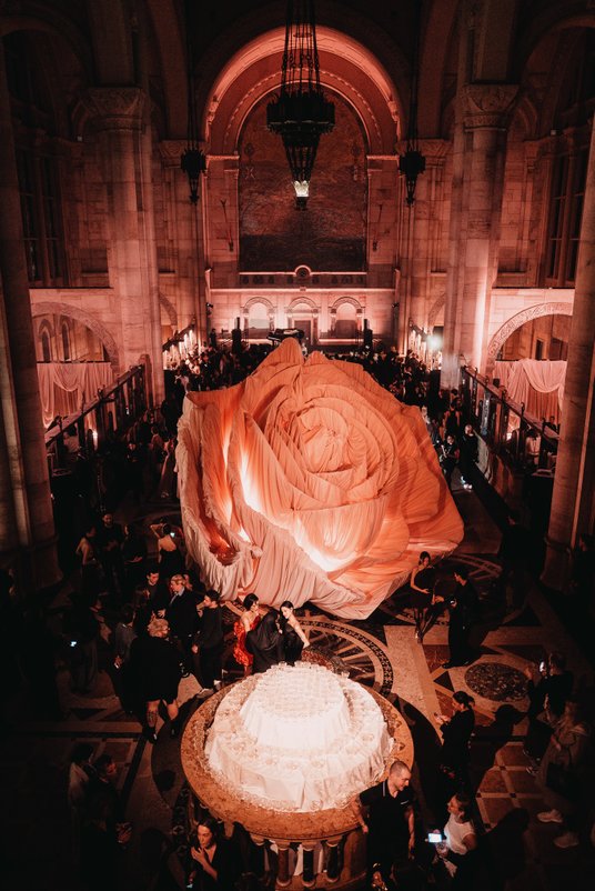 Hol zabytkowego nowojorskiego budynku One Hanson Place stało się miejscem prezentacji kolekcji Magdy
