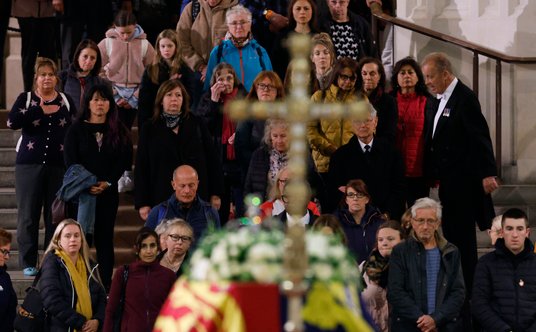 Brytyjczycy żegnają królową