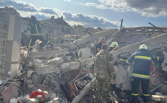 Akcja ratunkowa na miejscu ataku wojsk rosyjskich w miejscowości Hroza