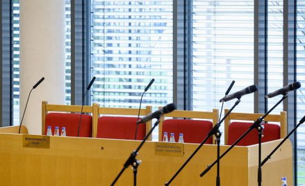 Puste miejsca przedstawicieli Sejmu i przedstawicieli Rady Ministrów.