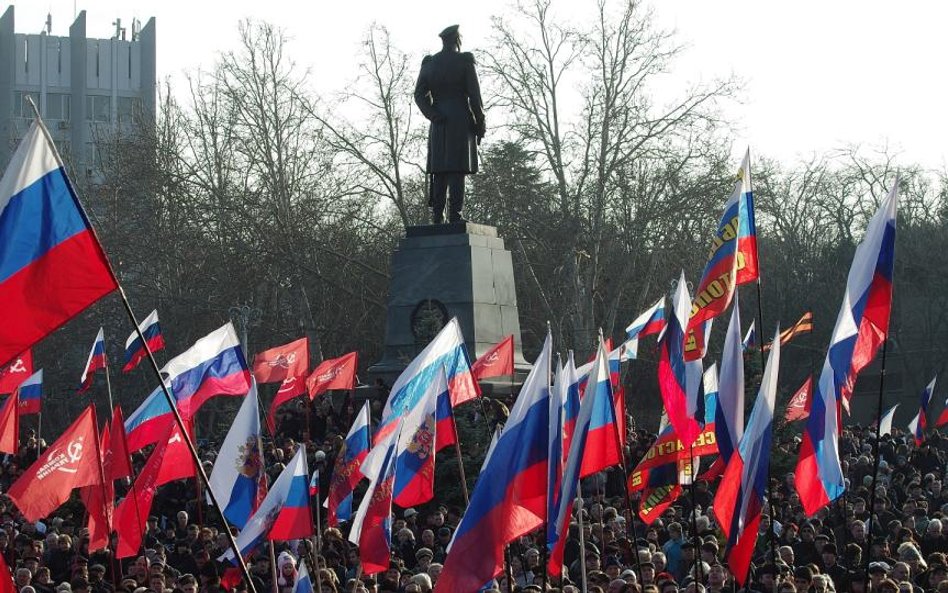 Prorosyjska demonstracja w Sewastopolu tuż przed aneksją Krymu. Według ukraińskiego spisu powszechne