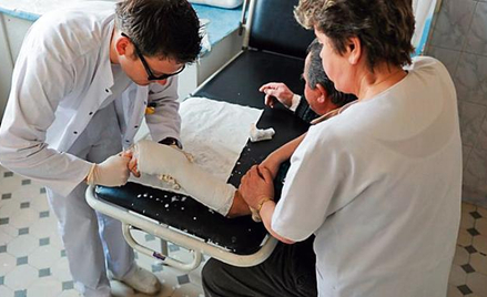 W niektórych klinikach pacjenci będą dłużej czekać na przyjęcie m.in. do ortopedy