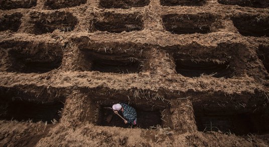 Koronawirus postawił nas przed pytaniem: ile wolności poświęcić dla uratowania życia? Na zdjęciu rob