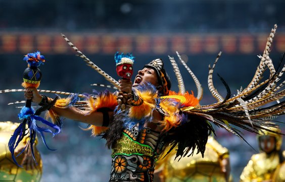 Tancerka w czasie ceremonii otwarcia mundialu