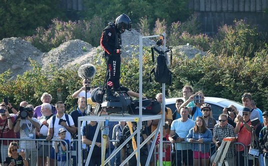 Franky Zapata przygotowujący się do przelotu na latającej desce nad kanałem La Manche