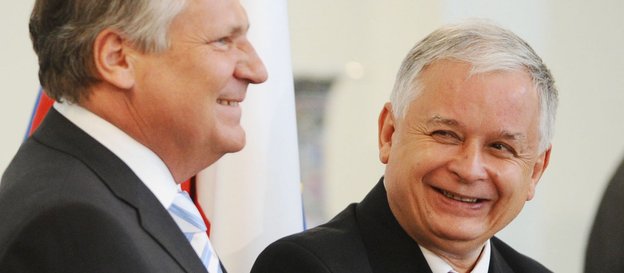 Aleksander Kwaśniewski i Lech Kaczyński podczas uroczystości w Pałacu Prezydenckim. Fotografia z 8 m