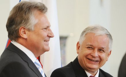 Aleksander Kwaśniewski i Lech Kaczyński podczas uroczystości w Pałacu Prezydenckim. Fotografia z 8 m
