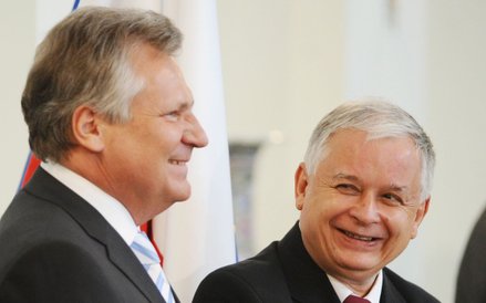 Aleksander Kwaśniewski i Lech Kaczyński podczas uroczystości w Pałacu Prezydenckim. Fotografia z 8 m