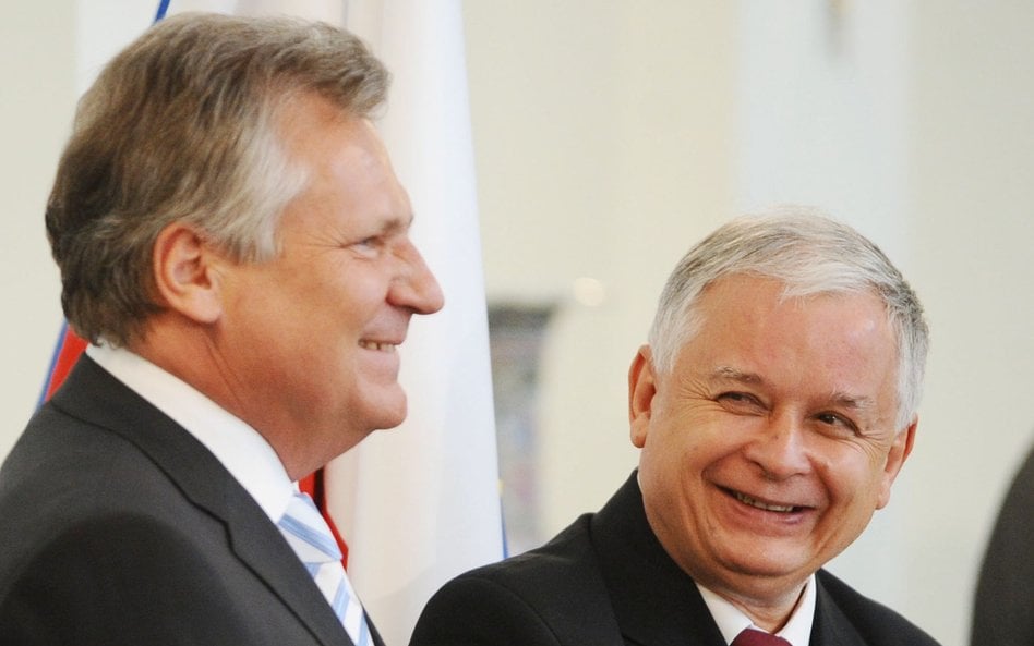 Aleksander Kwaśniewski i Lech Kaczyński podczas uroczystości w Pałacu Prezydenckim. Fotografia z 8 m