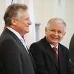 Aleksander Kwaśniewski i Lech Kaczyński podczas uroczystości w Pałacu Prezydenckim. Fotografia z 8 m