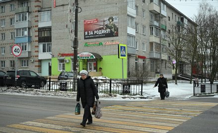 Plakat promujący służbę kontraktową w armii, na którym widnieje napis „Jestem za Ojczyznę!”, umieszc