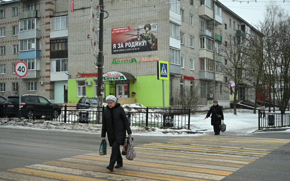 Plakat promujący służbę kontraktową w armii, na którym widnieje napis „Jestem za Ojczyznę!”, umieszc