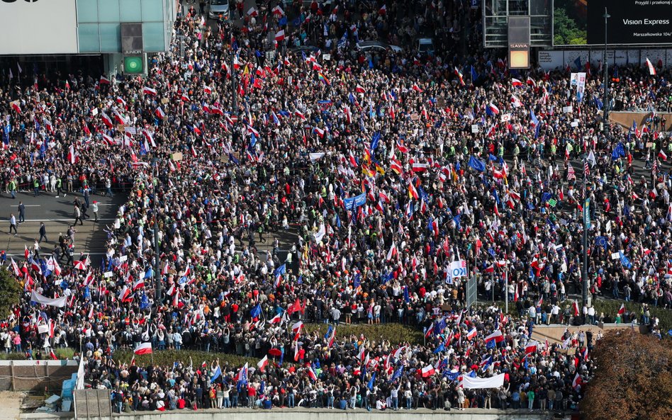 Uczestnicy zorganizowanego przez Koalicję Obywatelską "Marszu Miliona Serc"