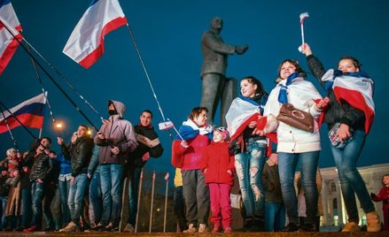 Rosjanie w Symferopolu świętują wynik „referendum”: imperium dresiarzy?